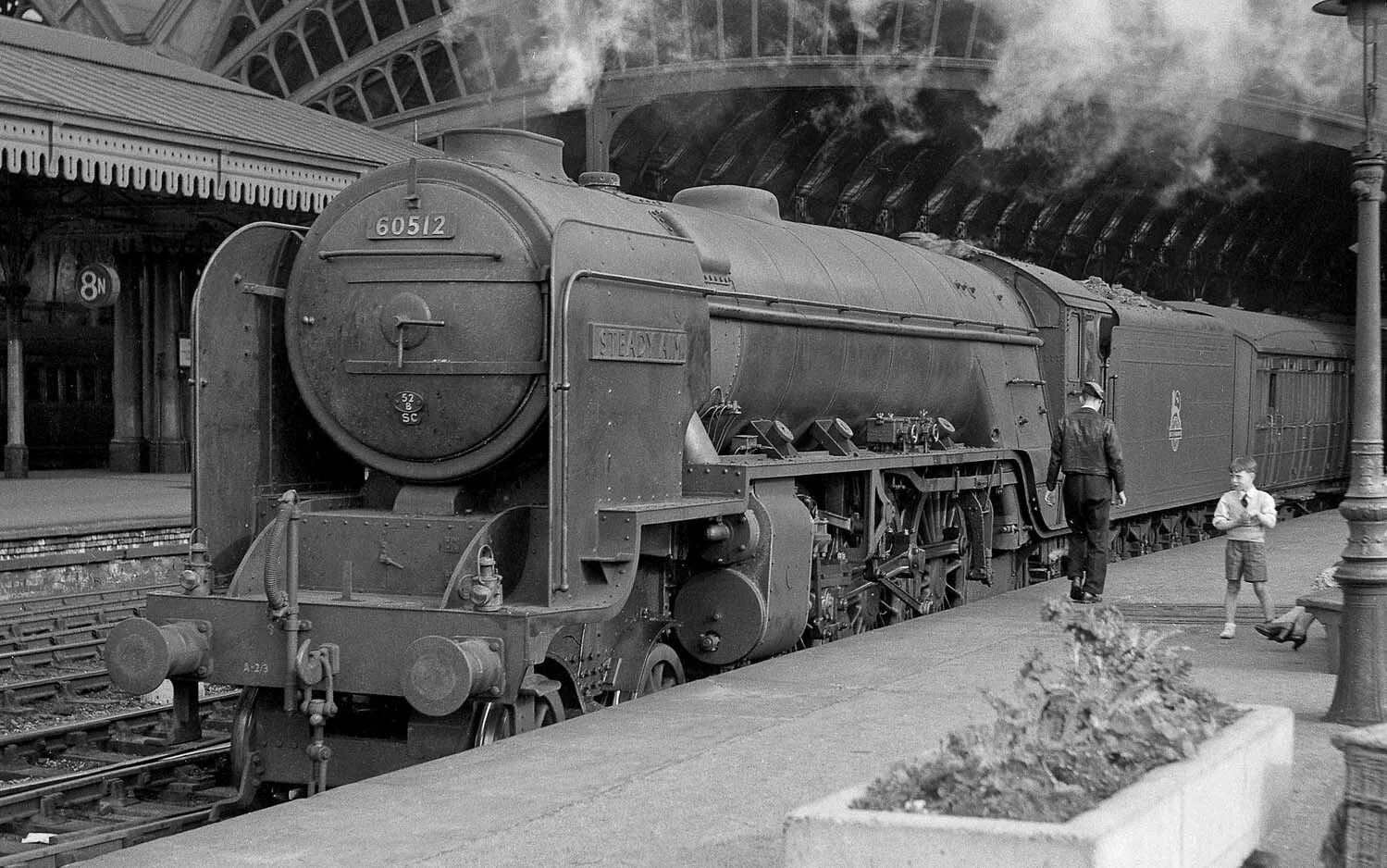 Hornby 00 BR Thompson Class A2/3 4-6-2 60512 "Steady Aim" 1 Hornby 00 BR Thompson Class A2/3 4-6-2 60512 "Steady Aim"