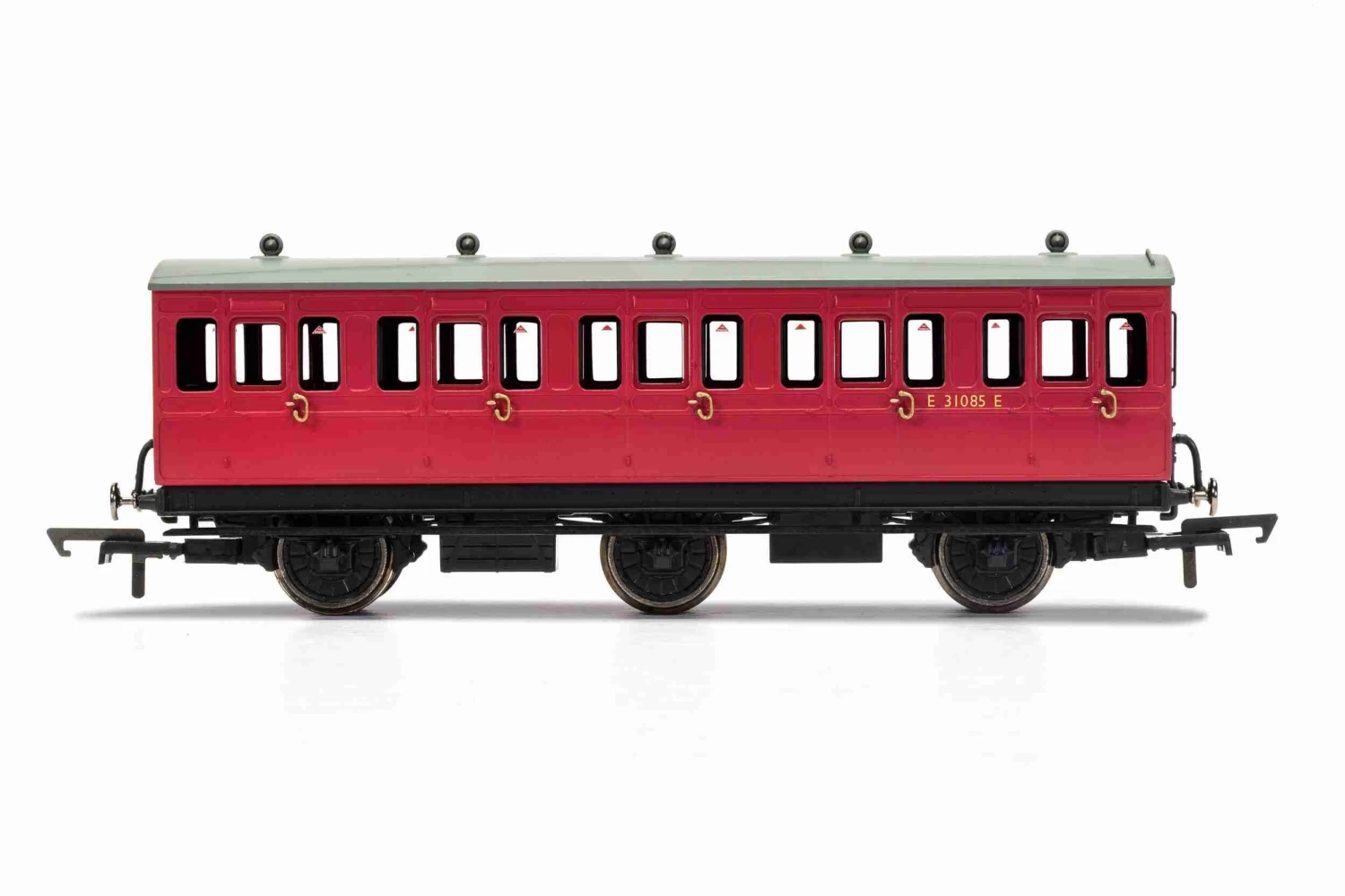 Hornby R40124A BR, 6 Wheel Coach, 3rd Class, Fitted Lights, E31085 – Era 4 1 Hornby R40124A BR, 6 Wheel Coach, 3rd Class, Fitted Lights, E31085 – Era 4